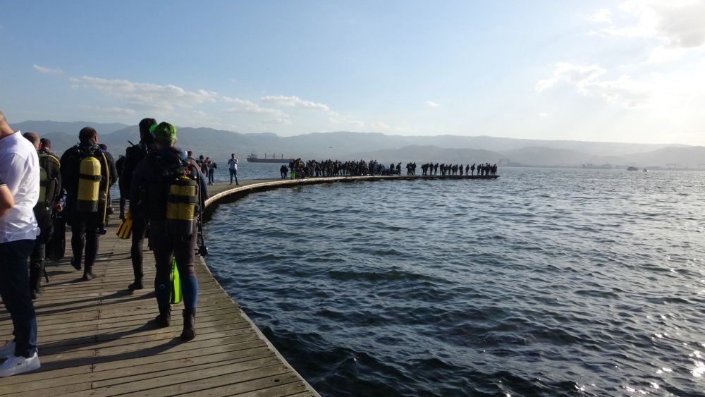 Cumhuriyet'in 100'üncü yılı: Dalan 100 kişi, denizde Türk bayrağı açtı