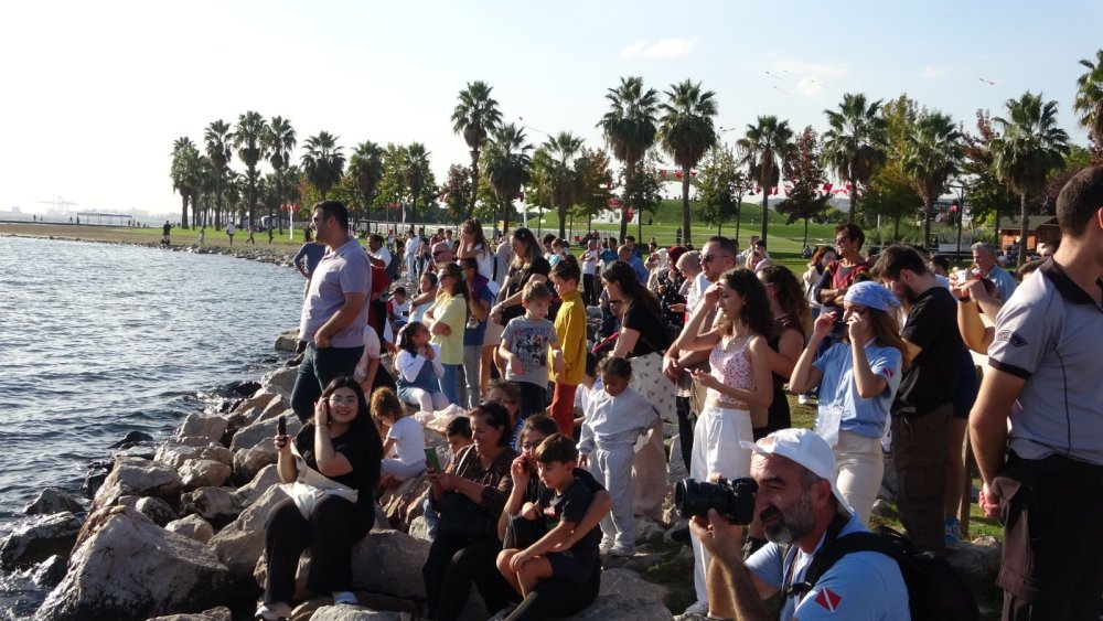 Cumhuriyet'in 100'üncü yılı: Dalan 100 kişi, denizde Türk bayrağı açtı