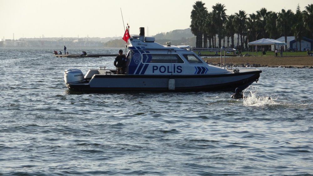 Cumhuriyet'in 100'üncü yılı: Dalan 100 kişi, denizde Türk bayrağı açtı