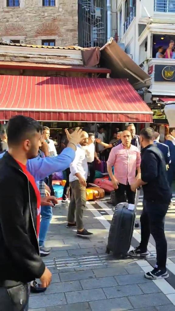 İki esnafın eşya koyma kavgası kanlı bitti: 1'i turist 3 kişi yaralandı