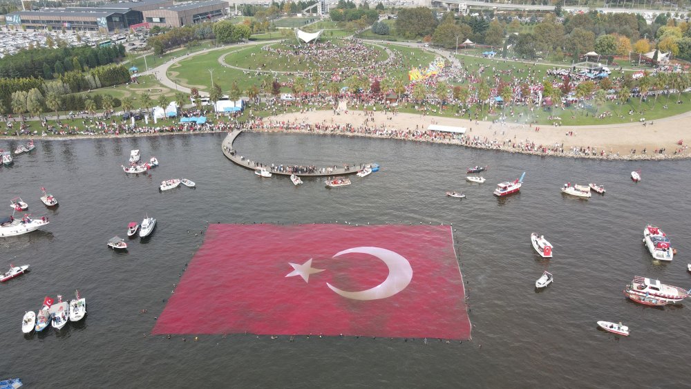 100. yıla özel 1923 metrekarelik bayrak