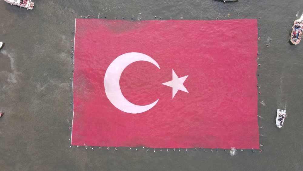 100. yıla özel 1923 metrekarelik bayrak