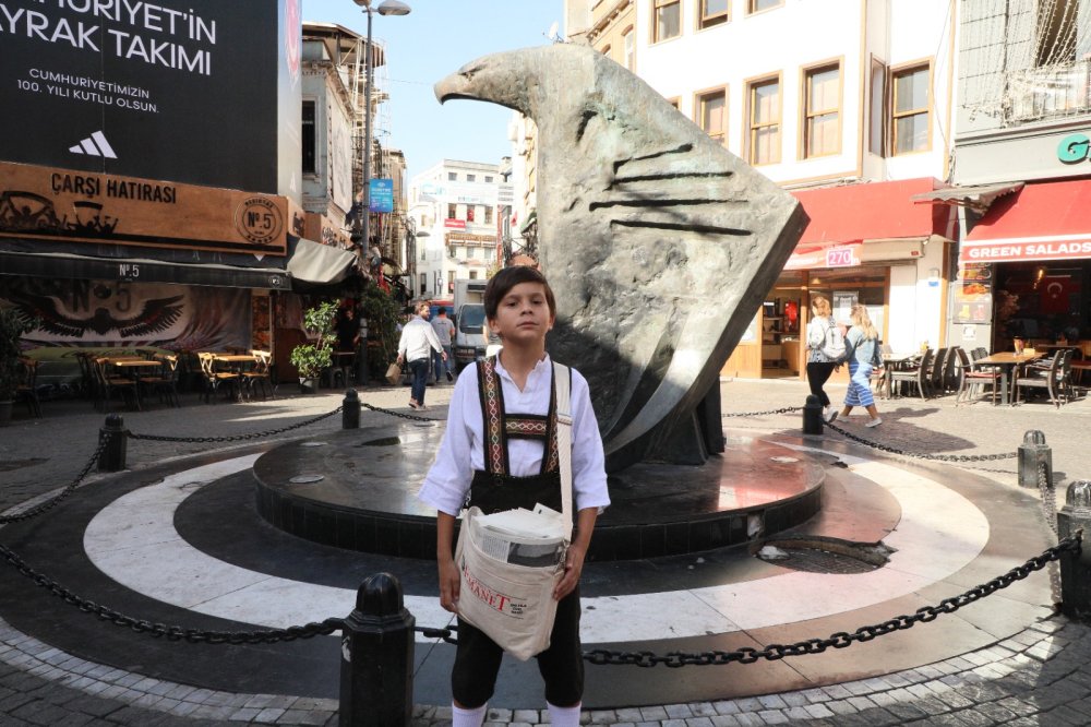 Çocuklar sokaklarda "Cumhuriyet'in 100. yılı" gazetesini dağıttı!