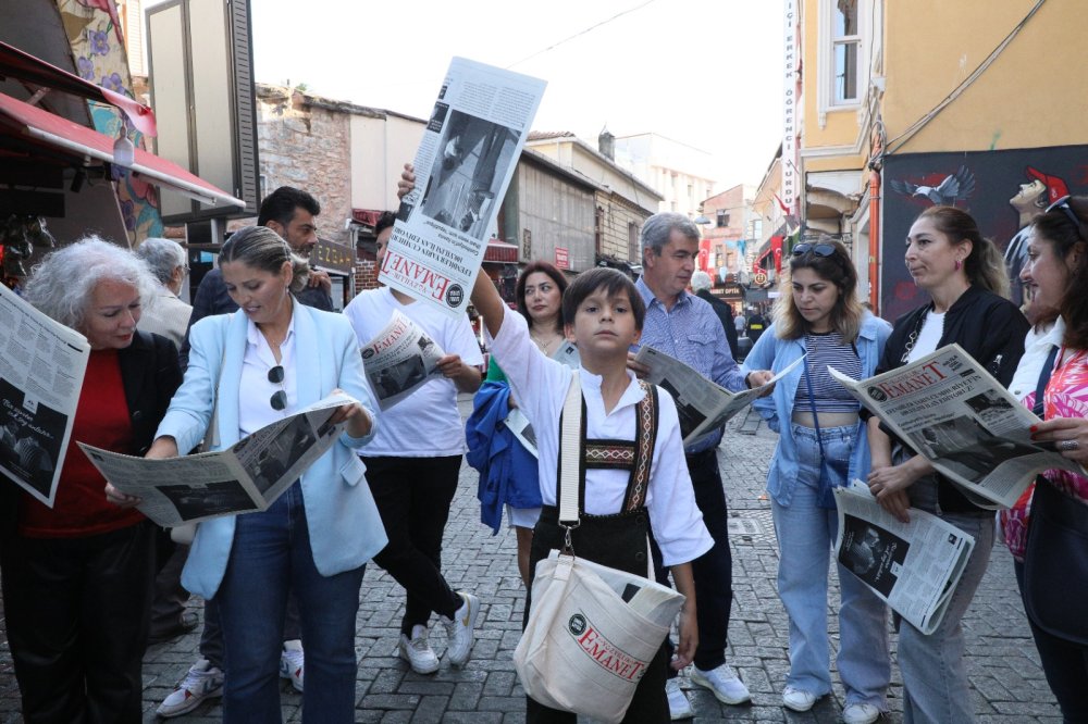 Çocuklar sokaklarda "Cumhuriyet'in 100. yılı" gazetesini dağıttı!