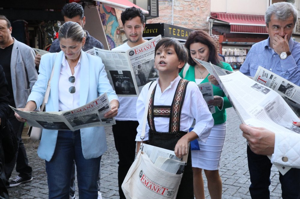 Çocuklar sokaklarda "Cumhuriyet'in 100. yılı" gazetesini dağıttı!