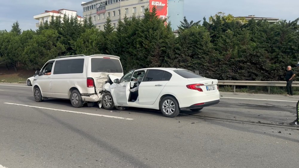 TEM Otoyolu'nda kazalar ard arda geldi:  6 yaralı