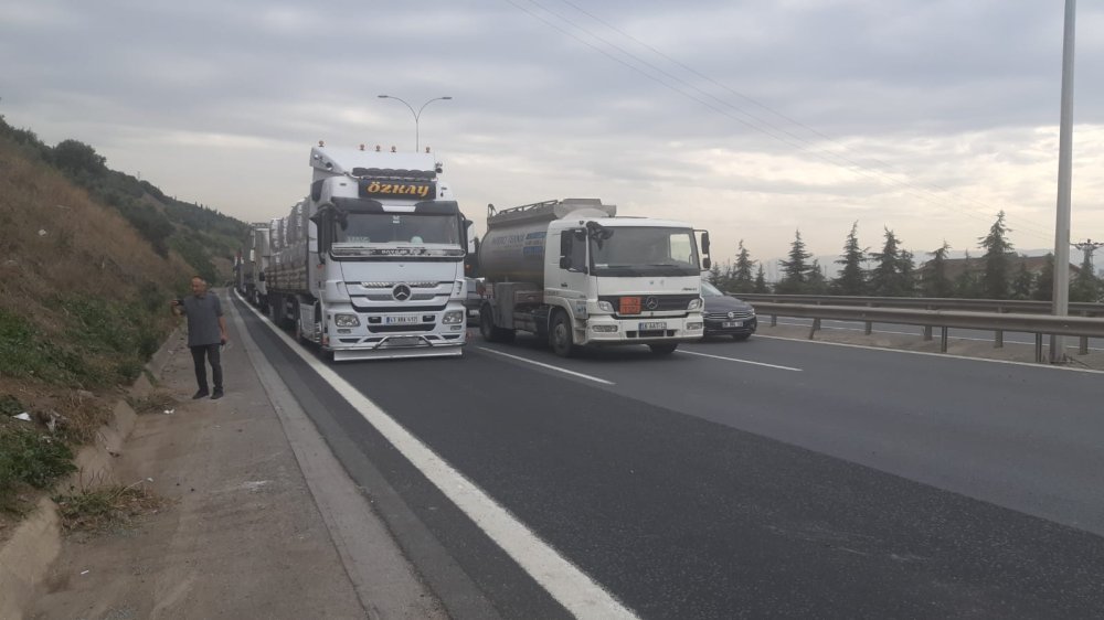 TEM'de otomobil takla attı: 3 yaralı