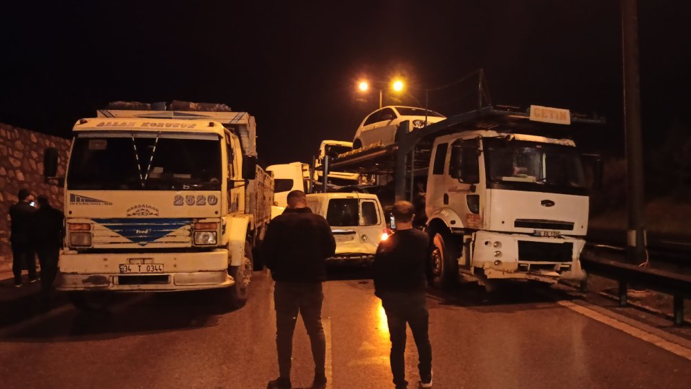 TEM'de büyük kaza! 18 araç birbirine girdi