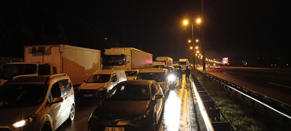 TEM'de büyük kaza! 18 araç birbirine girdi