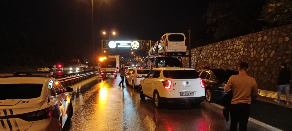 TEM'de büyük kaza! 18 araç birbirine girdi