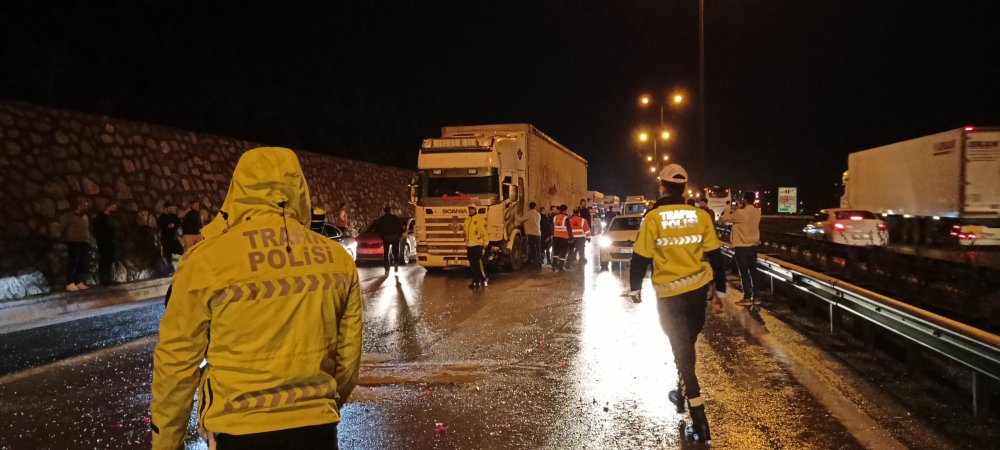 TEM'de büyük kaza! 18 araç birbirine girdi