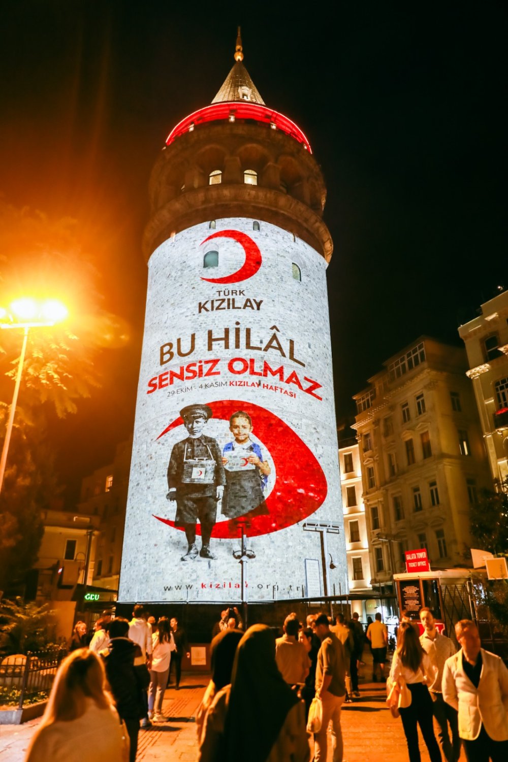 Türkiye'nin sembolleri kırmızıya büründü