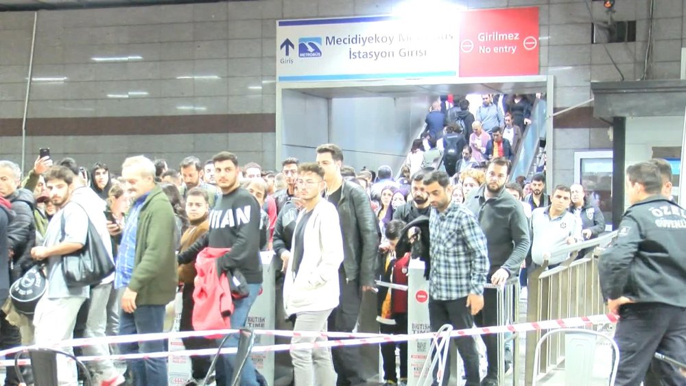 Metrobüs durağındaki şüpheli paket fünye ile patlatıldı