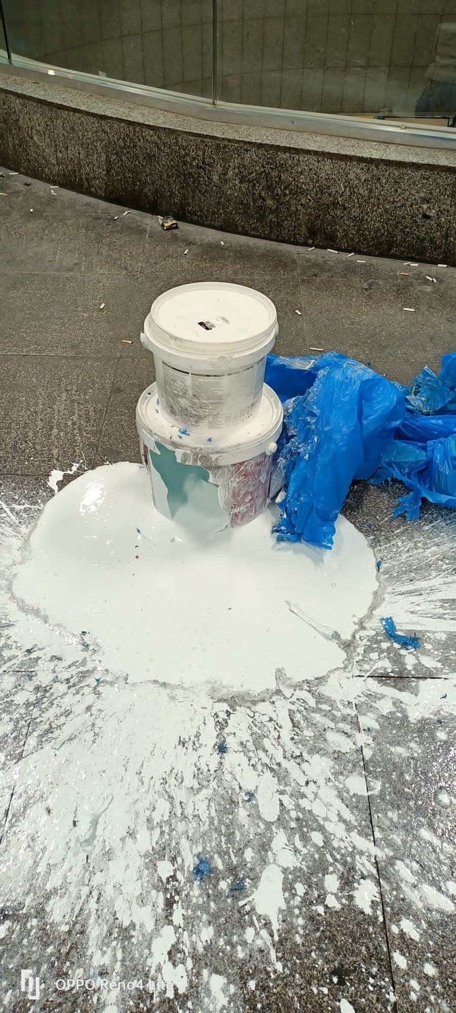 Metrobüs durağındaki şüpheli paket fünye ile patlatıldı