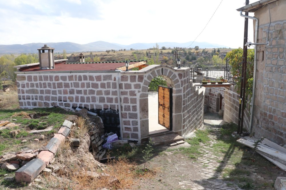 5 yıl önce tadilata başladı: Evinin altından 2 bin yıllık yer altı şehri çıktı