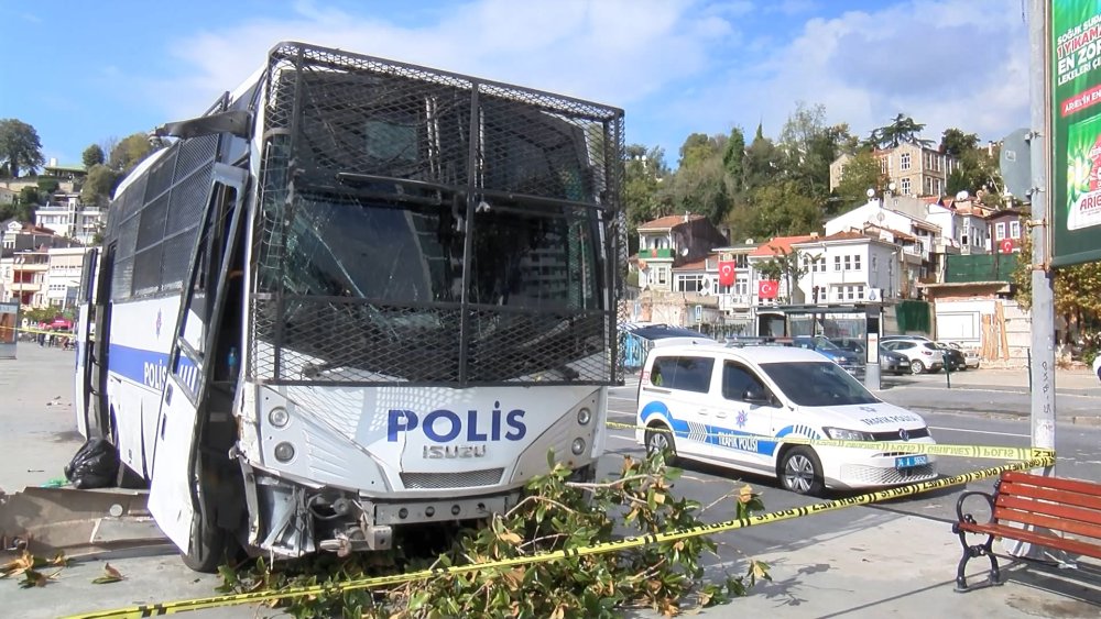 Boğaz'da faciadan dönüldü! Polisleri taşıyan otobüs denize uçuyordu