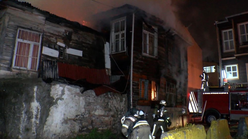 2 katlı binada korkutan yangın: Alevler kısa sürede büyüdü