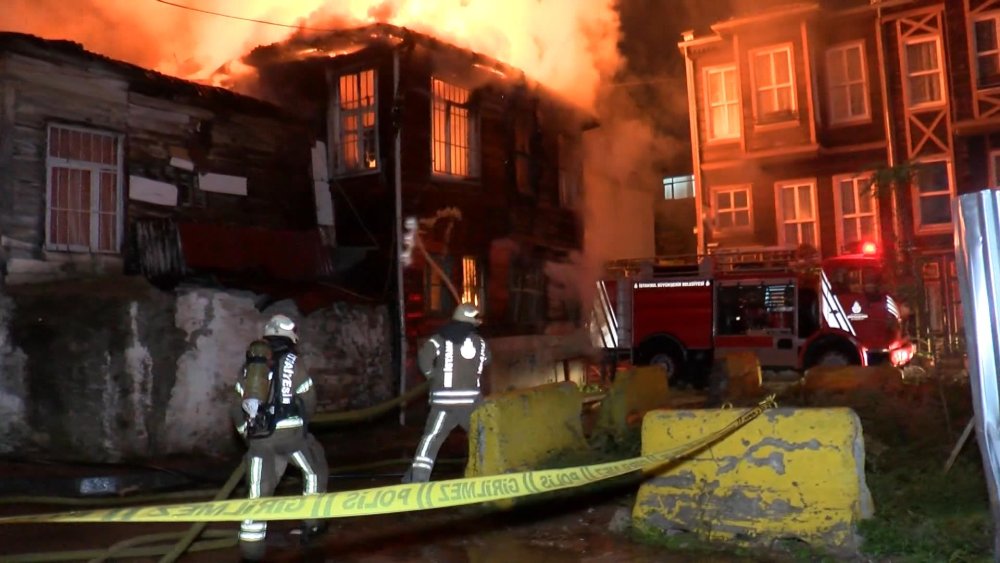 2 katlı binada korkutan yangın: Alevler kısa sürede büyüdü