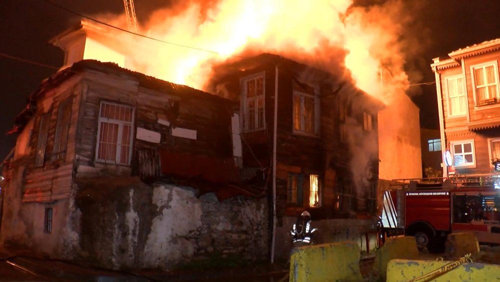 2 katlı binada korkutan yangın: Alevler kısa sürede büyüdü