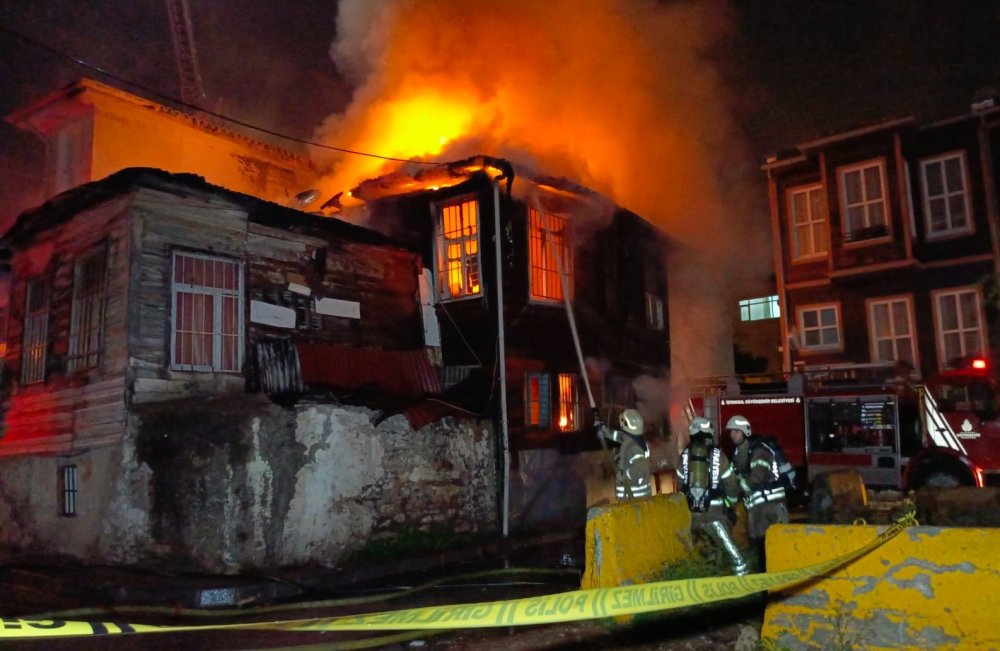 2 katlı binada korkutan yangın: Alevler kısa sürede büyüdü