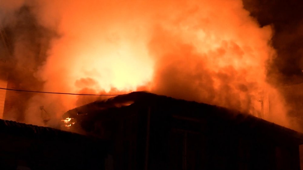 2 katlı binada korkutan yangın: Alevler kısa sürede büyüdü