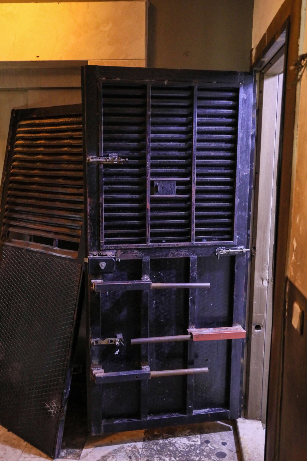 İki demir kapıyla korunan eve uyuşturucu baskını: Şüphelilerden ilginç savunma