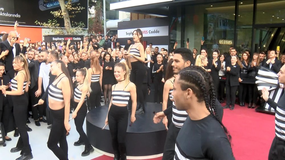 Akşamdan kuyruğa girdiler: Ünlü kozmetik mağazası açılışında izdiham