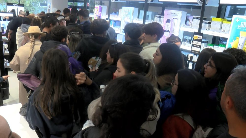 Akşamdan kuyruğa girdiler: Ünlü kozmetik mağazası açılışında izdiham