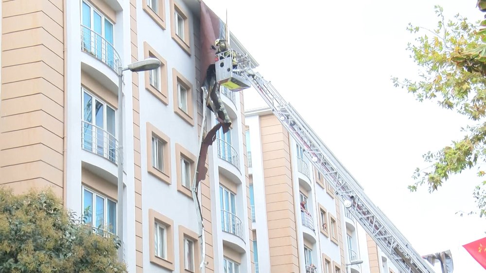 Kaldırımda yürürken çatıdan kopan parça başına düştü