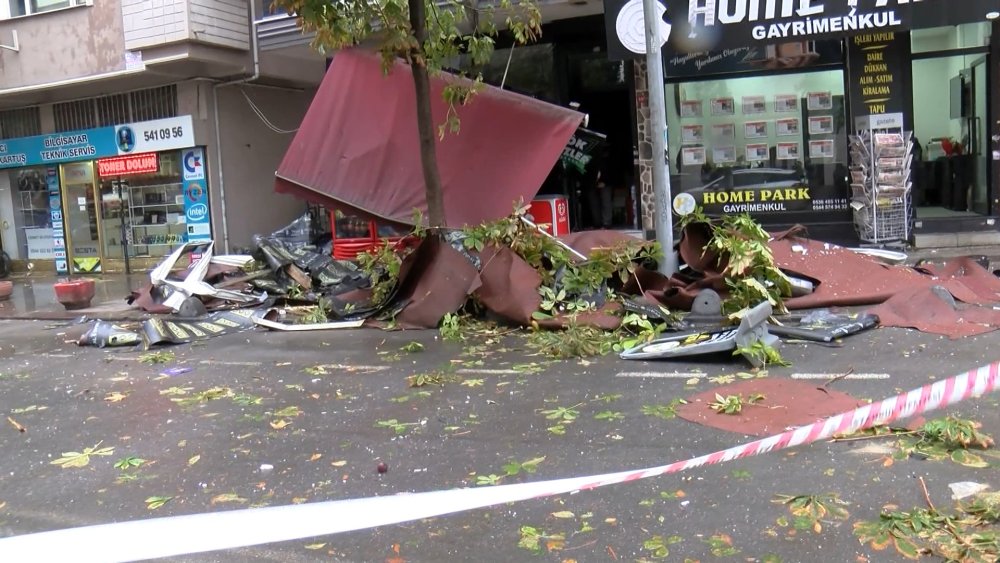 Kaldırımda yürürken çatıdan kopan parça başına düştü
