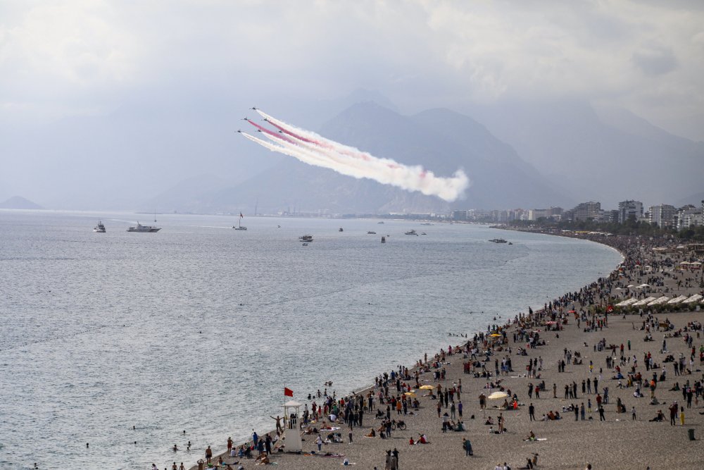 Kırmızı beyaza boyandı! Türk Yıldızları'ndan nefes kesen gösteri