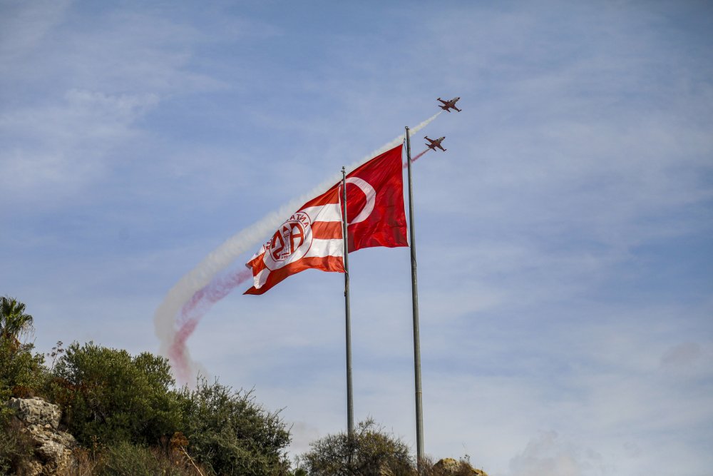 Kırmızı beyaza boyandı! Türk Yıldızları'ndan nefes kesen gösteri
