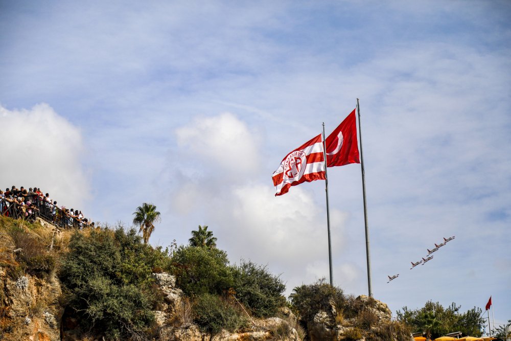 Kırmızı beyaza boyandı! Türk Yıldızları'ndan nefes kesen gösteri