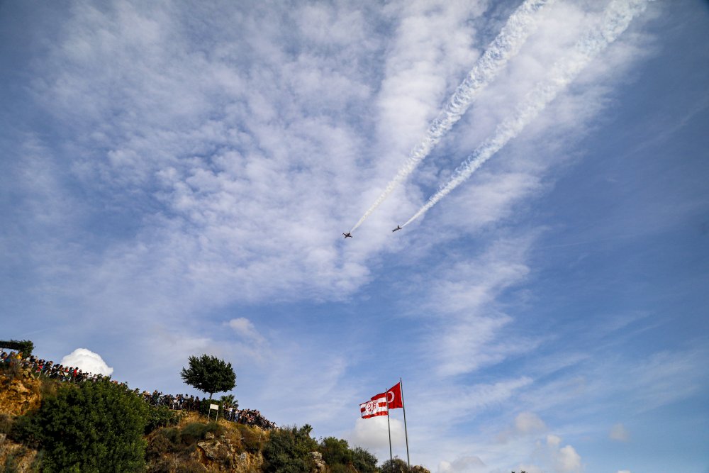 Kırmızı beyaza boyandı! Türk Yıldızları'ndan nefes kesen gösteri
