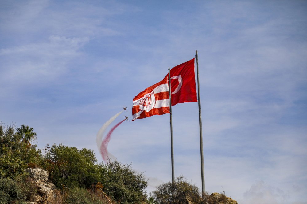 Kırmızı beyaza boyandı! Türk Yıldızları'ndan nefes kesen gösteri