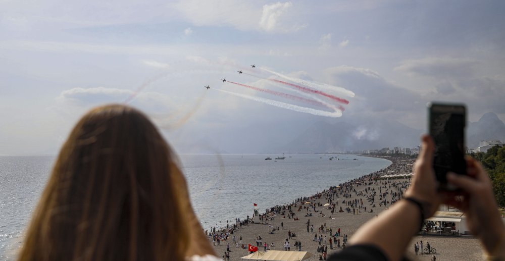Kırmızı beyaza boyandı! Türk Yıldızları'ndan nefes kesen gösteri