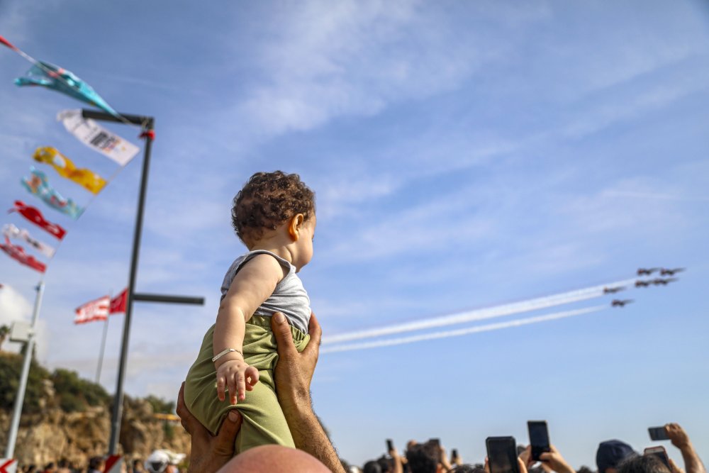 Kırmızı beyaza boyandı! Türk Yıldızları'ndan nefes kesen gösteri