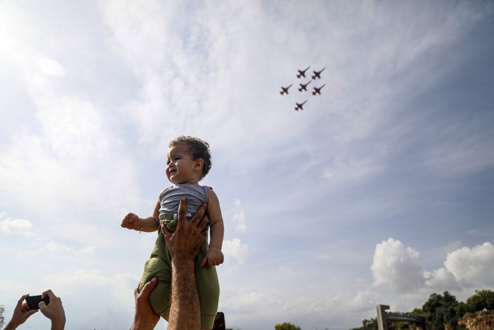Kırmızı beyaza boyandı! Türk Yıldızları'ndan nefes kesen gösteri
