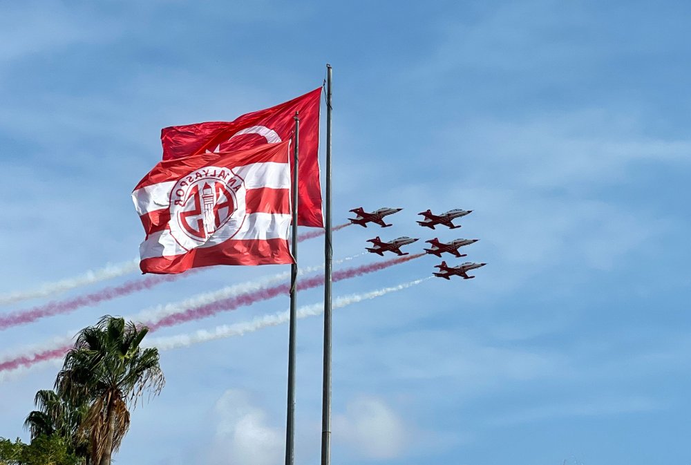 Kırmızı beyaza boyandı! Türk Yıldızları'ndan nefes kesen gösteri