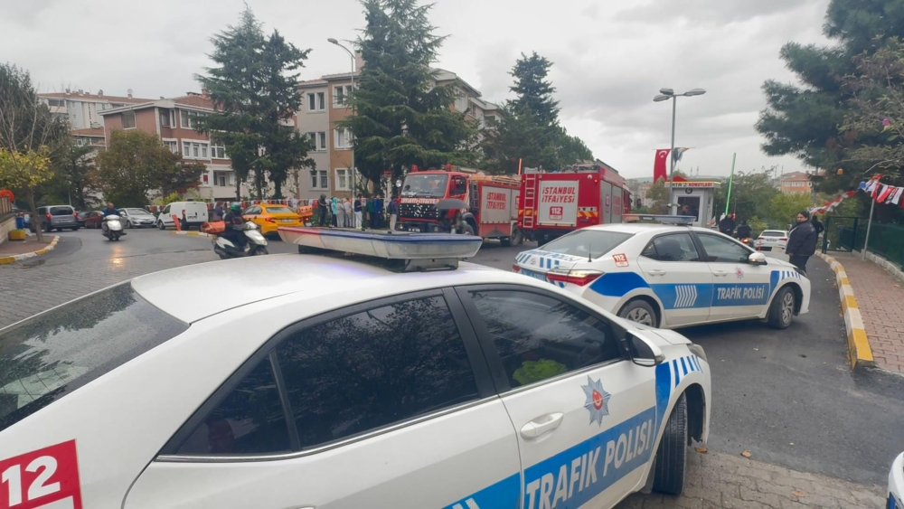 Otomobil 3 metre yükseklikten binanın bahçesine düştü