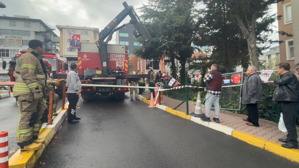 Otomobil 3 metre yükseklikten binanın bahçesine düştü