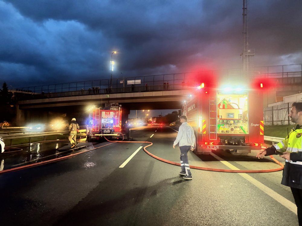 TEM Otoyolu'nda zincirleme kaza: Trafik durdu, araçlar yandı