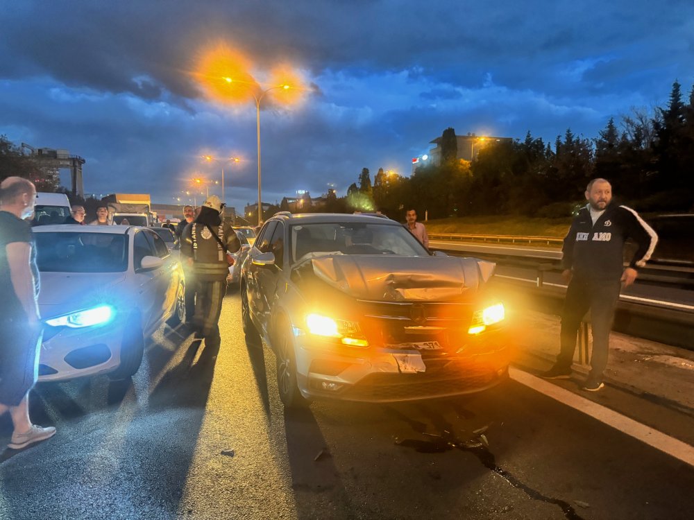 TEM Otoyolu'nda zincirleme kaza: Trafik durdu, araçlar yandı