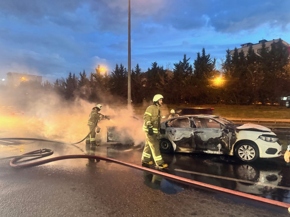 TEM Otoyolu'nda zincirleme kaza: Trafik durdu, araçlar yandı