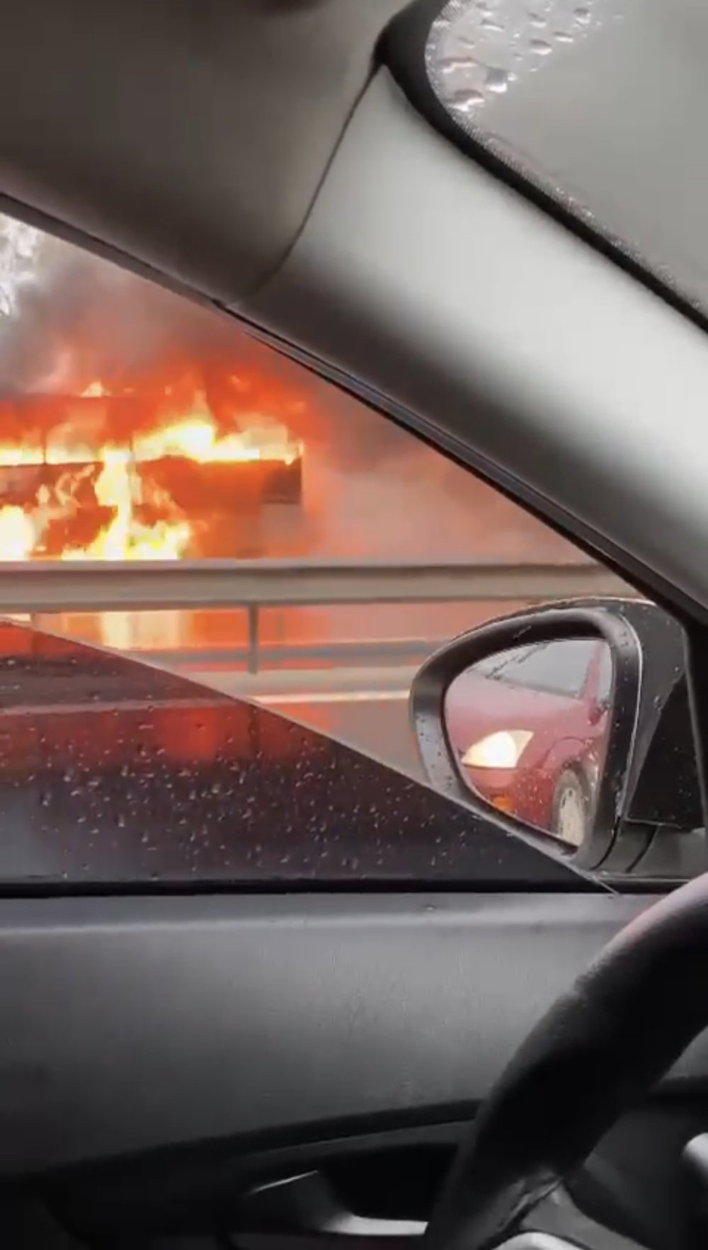 TEM'de midibüs alev alev yandı: 2 şerit trafiğe kapatıldı