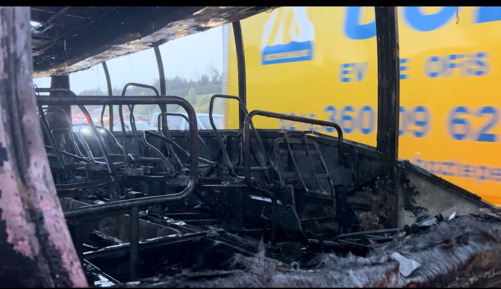 TEM'de midibüs alev alev yandı: 2 şerit trafiğe kapatıldı