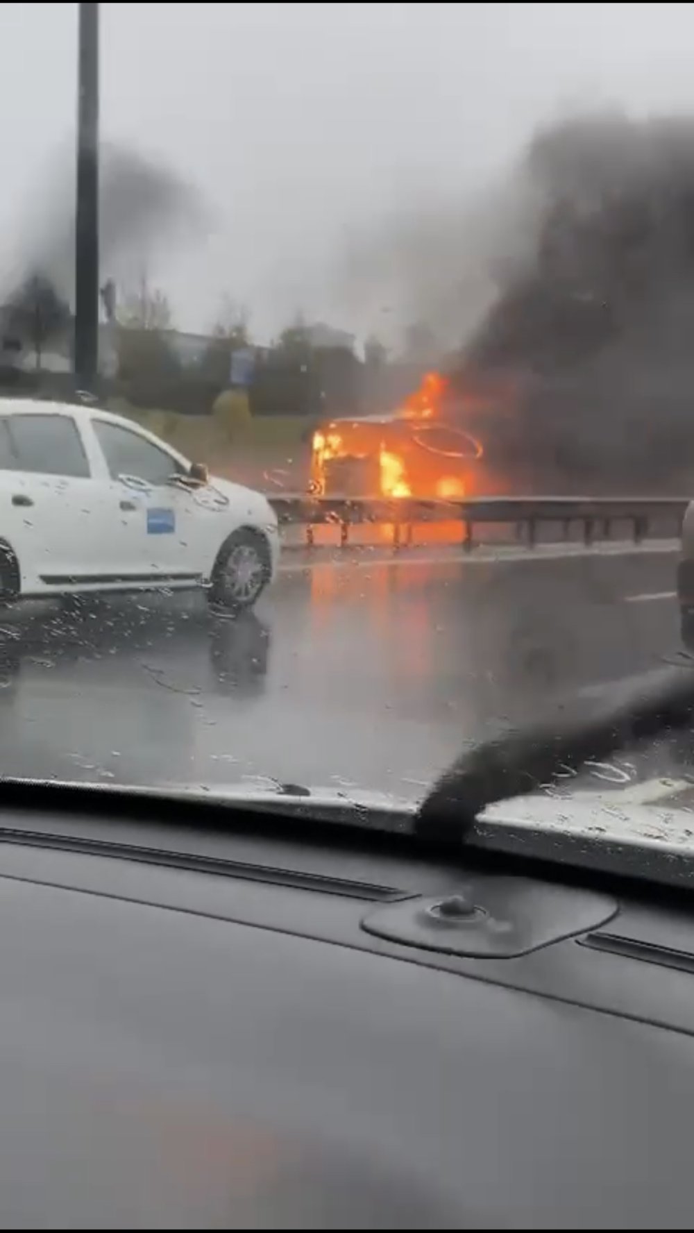 TEM'de midibüs alev alev yandı: 2 şerit trafiğe kapatıldı