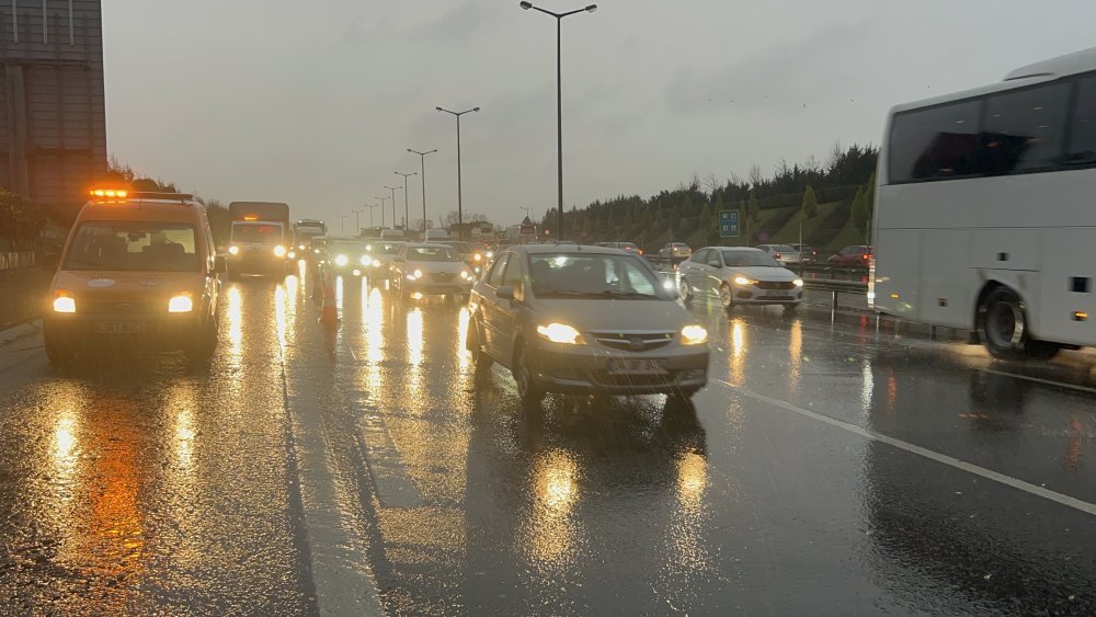 TEM'de midibüs alev alev yandı: 2 şerit trafiğe kapatıldı