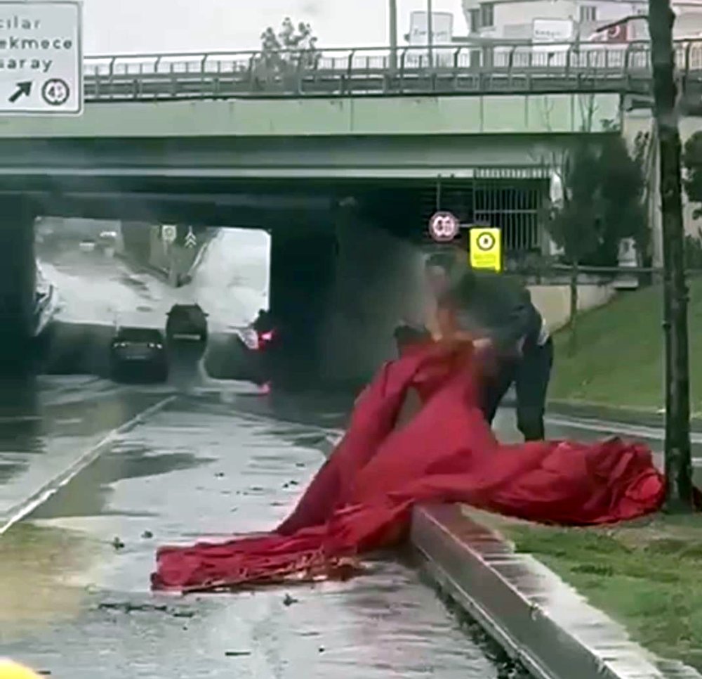 Yağmurda yere düşen Türk bayrağını böyle kaldırdı