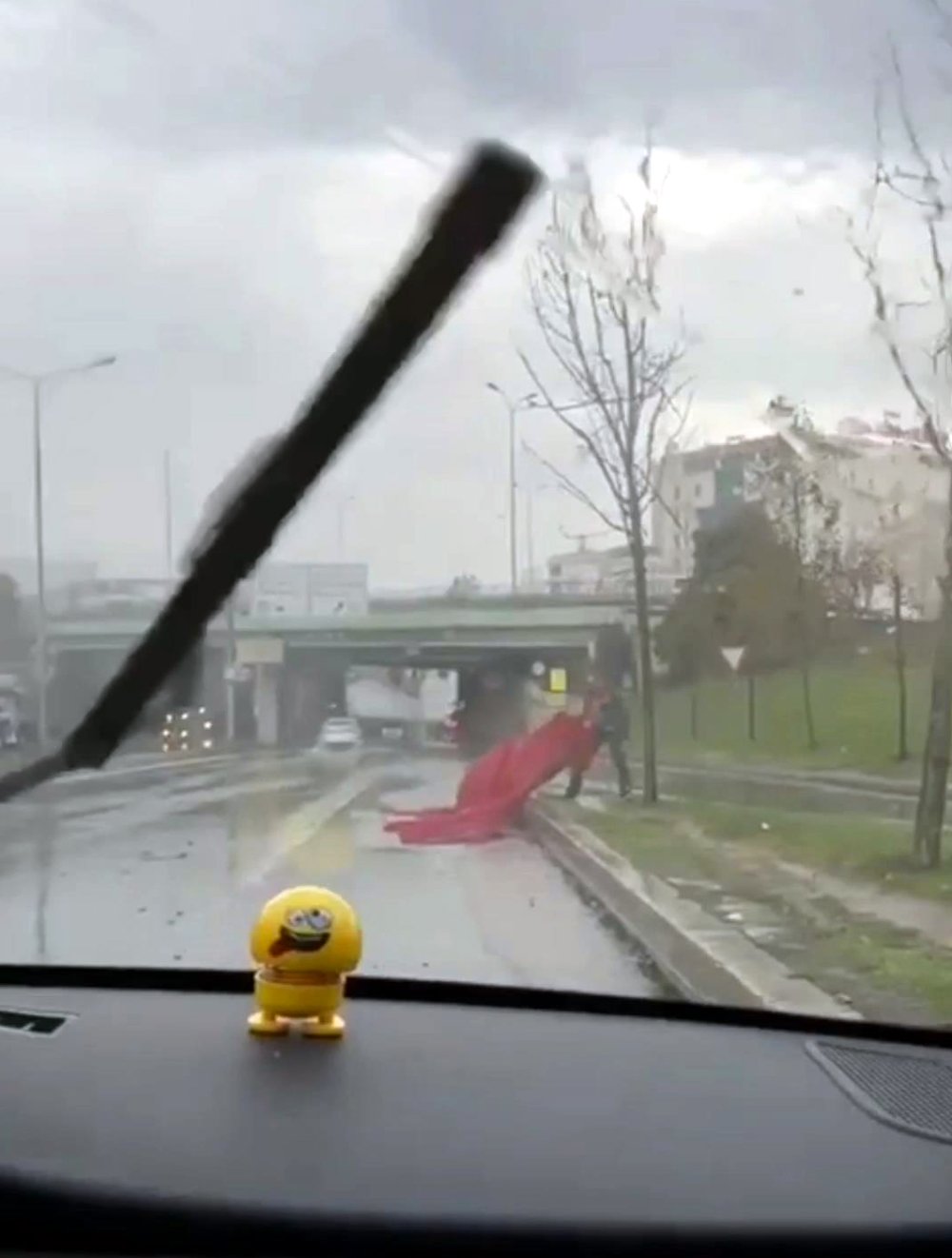 Yağmurda yere düşen Türk bayrağını böyle kaldırdı